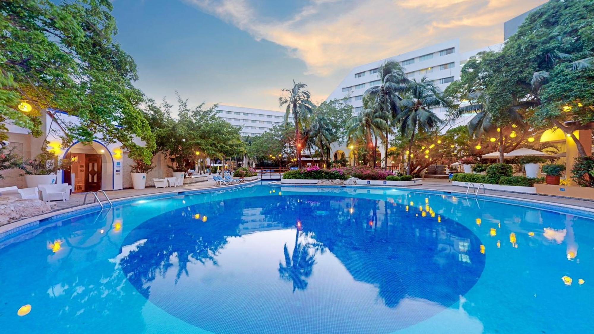 فندق غراند أويسيز بالم شامل كليًا كانكون المظهر الخارجي الصورة The pool at the hotel