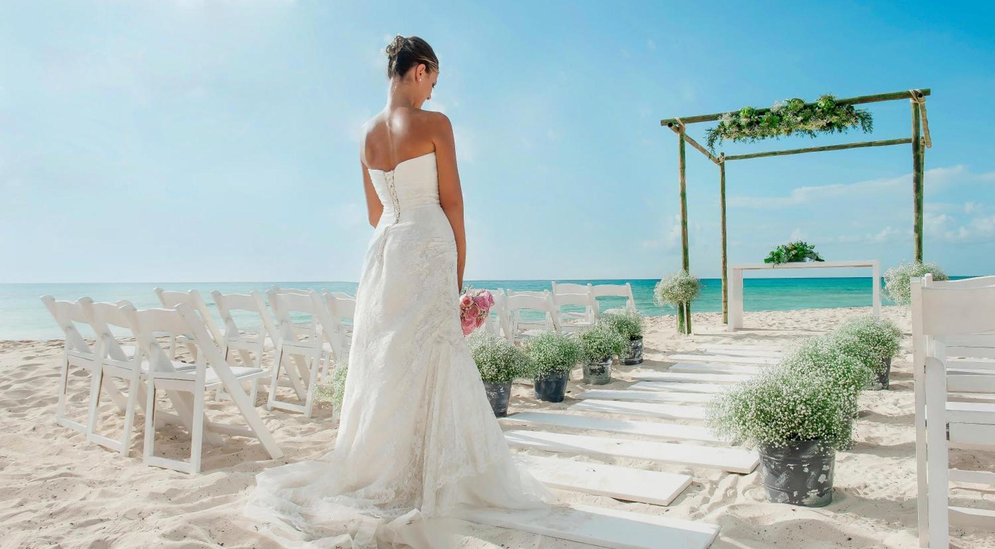 فندق غراند أويسيز بالم شامل كليًا كانكون المظهر الخارجي الصورة A bride in a wedding dress