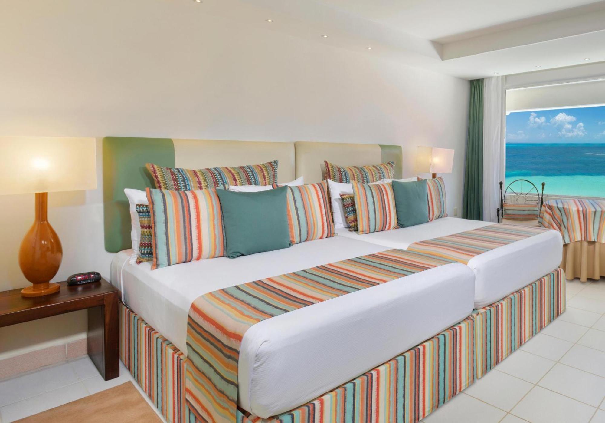 فندق غراند أويسيز بالم شامل كليًا كانكون المظهر الخارجي الصورة A bedroom at the Iberostar Grand Hotel Bávaro
