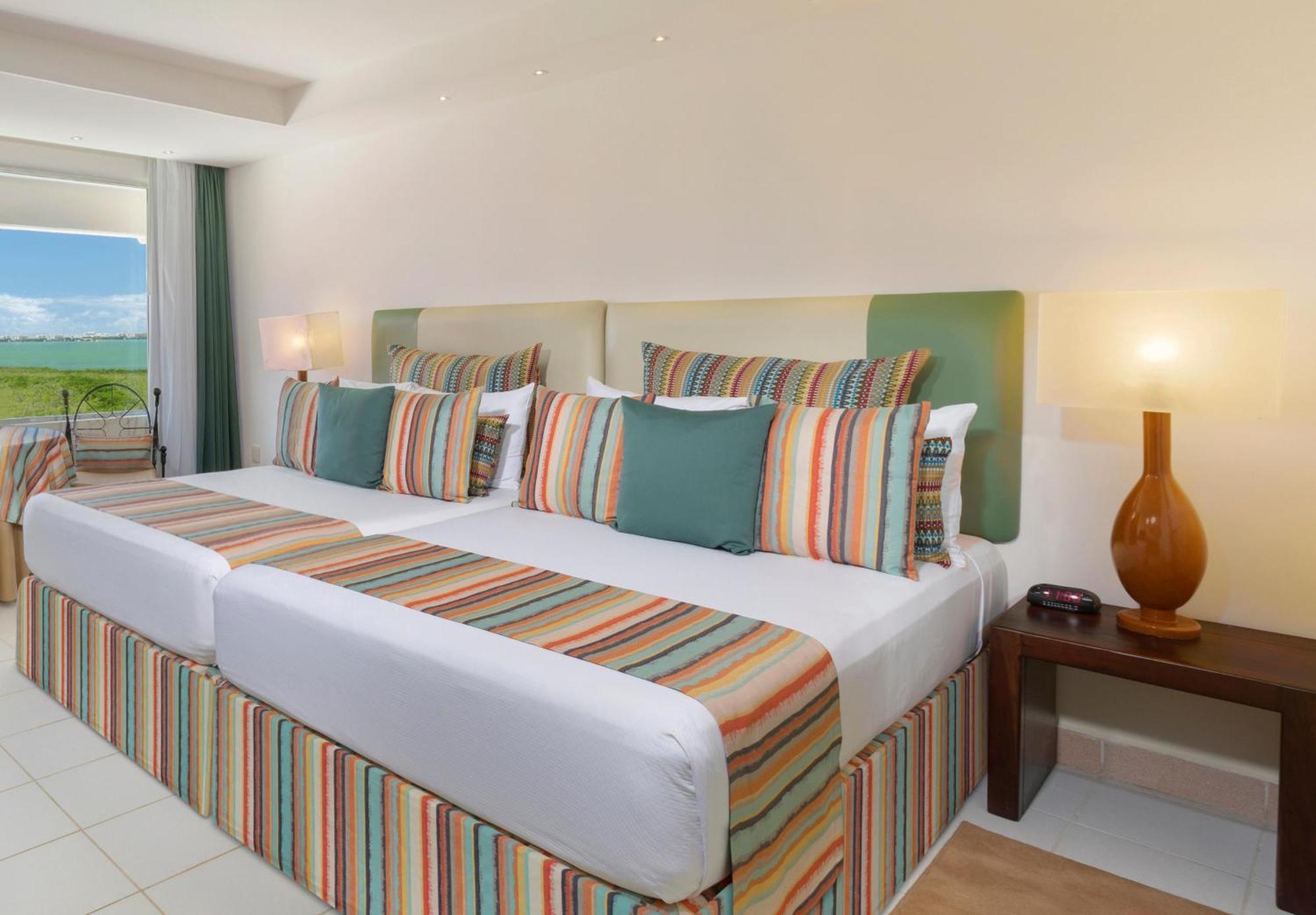 فندق غراند أويسيز بالم شامل كليًا كانكون المظهر الخارجي الصورة A bedroom at the hotel