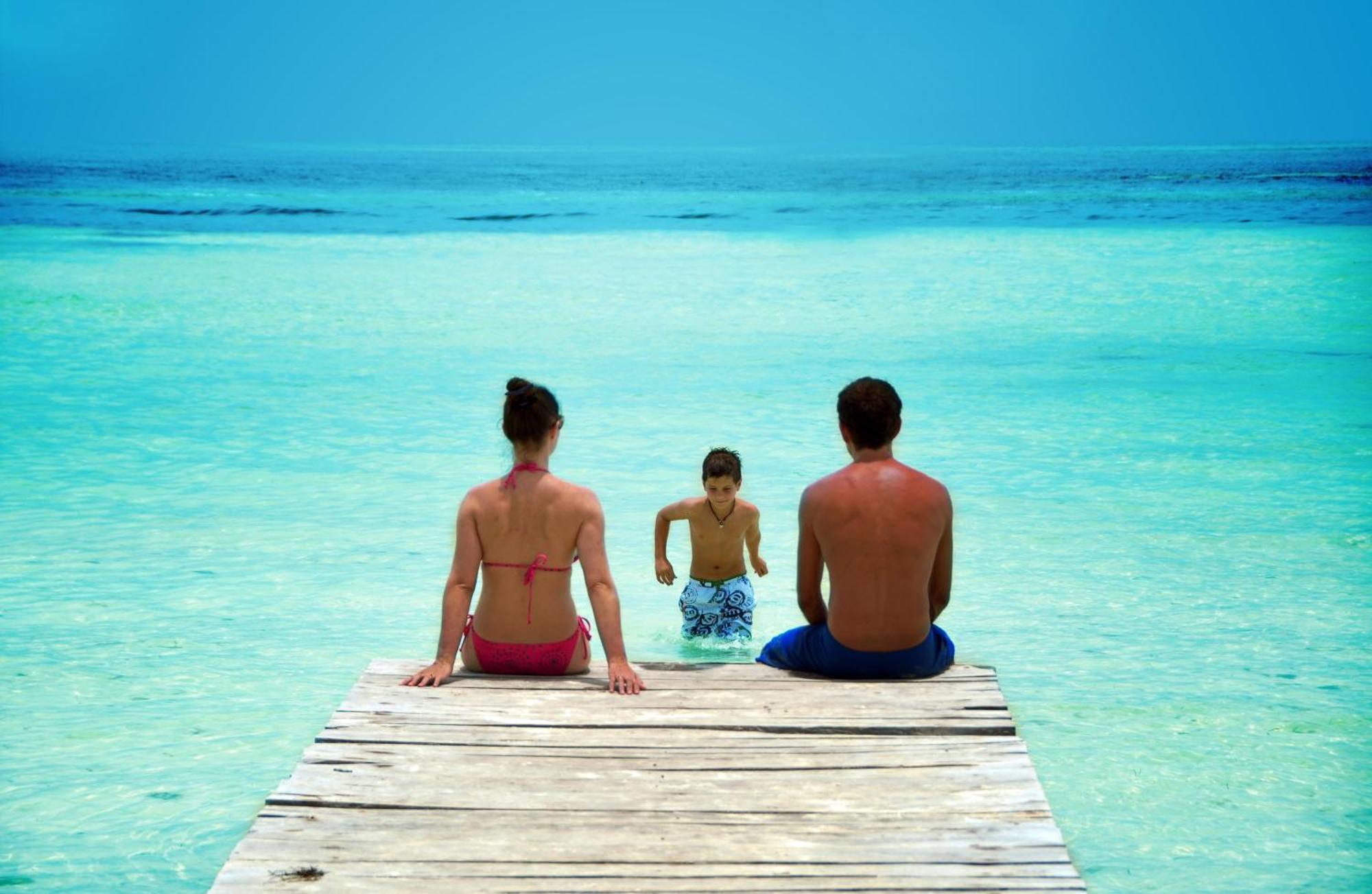 فندق غراند أويسيز بالم شامل كليًا كانكون المظهر الخارجي الصورة A family on a pier in the Caribbean